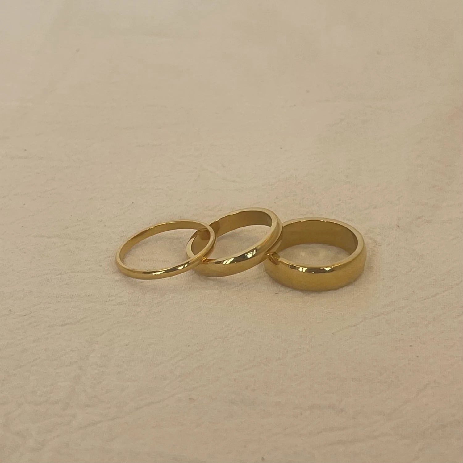 Minimalist Simple Smooth Stainless Steel Ring for Women and Men Classic 18K Gold Plated Couple Rings Wedding Engagement Jewelry